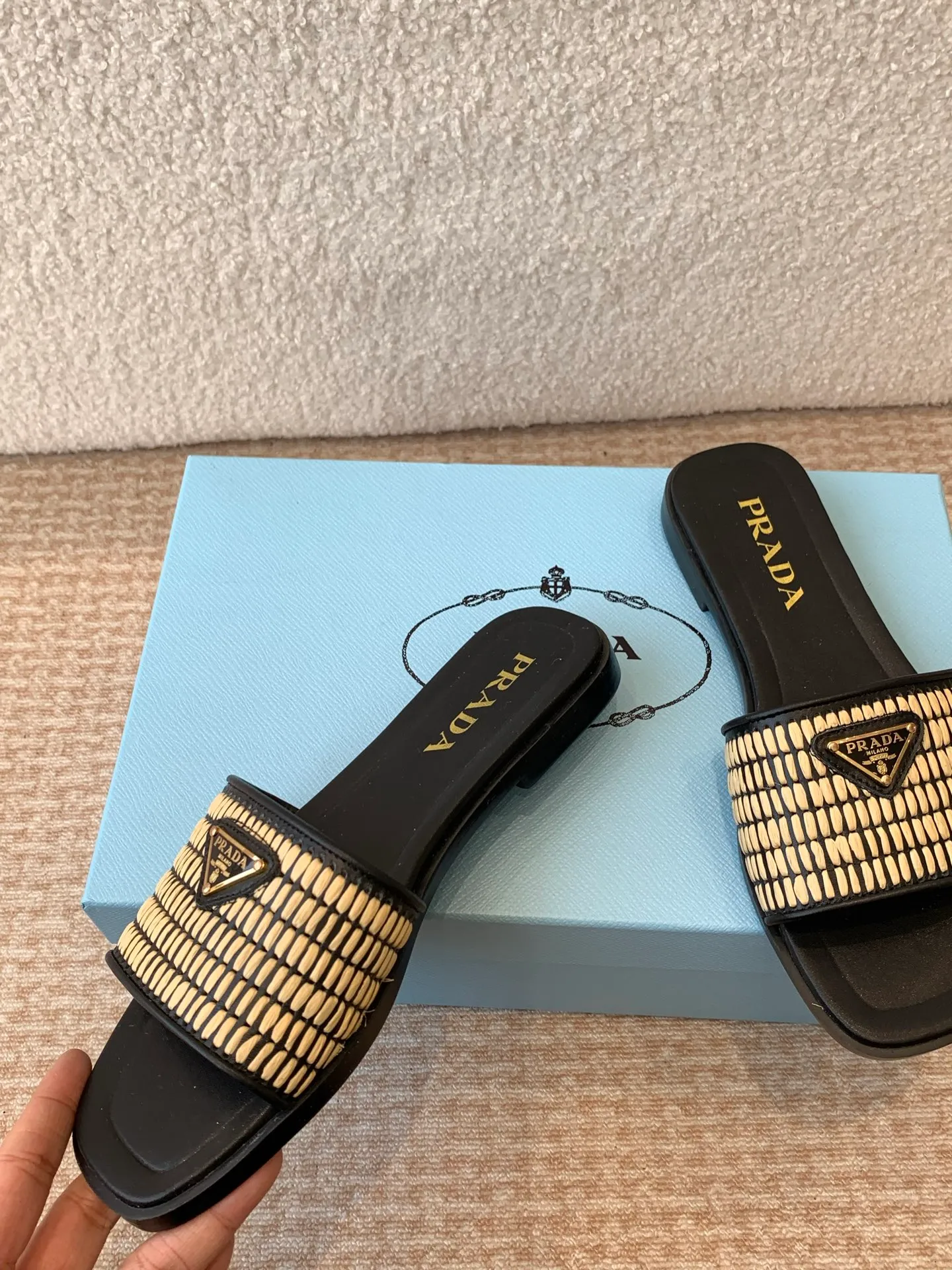 👟👟Ex-factory price 420👟👟 Prada 25ss new spring and summer Prada woven slippers Modern lines and original architectural volumes define these complex charms. The iconic geometric shape of the Prada triangle inspires the heel design, highlighting the taper and soft curves with a unique modern touch.  Upper: original woven upper, lining cowhide, outsole: Italian genuine leather outsole Size: #35-42 (40, 41, 42 customized, non-refundable)